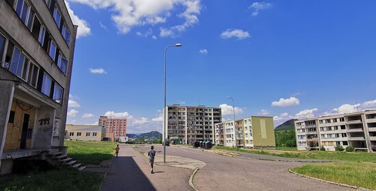 Opravovat svépomocí, nebo stavět nové modulové domy?