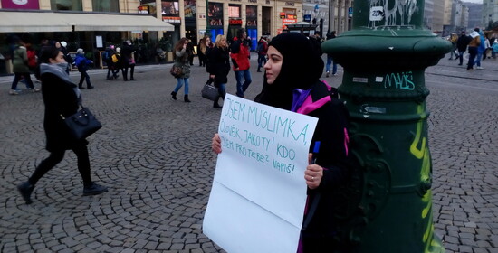 Jak reagují Češi tváří v tvář muslimce?
