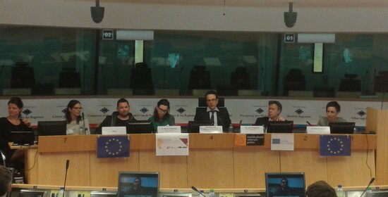 Konference v Bruselu reaguje na celoevropský problém porušování pracovních práv