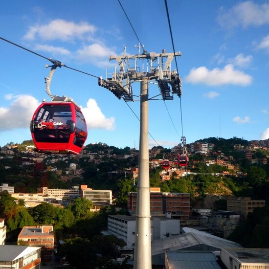 Lanovkou proti sociálním bariérám měst