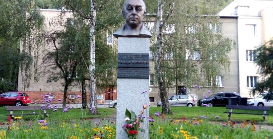 V Košířích stojí pomník věnovaný Pablovi Nerudovi