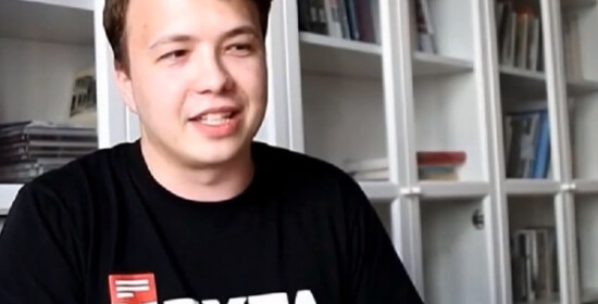 Bělorusko donutilo přistát letadlo mířící do Vilniusu, aby zatklo opozičního novináře