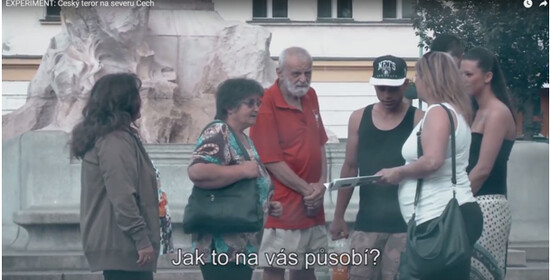 Tisková zpráva – „Jak dlouho budeme ustupovat českému teroru?“ Multikulturní centrum Praha vytvořilo fiktivní romské noviny a v ulicích natáčelo reakce náhodných občanů.